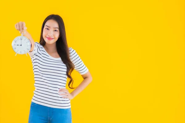 Retrato Bonito Jovem Asiático Mulher Mostrar Relógio Alarme Amarelo Isolado — Fotografia de Stock