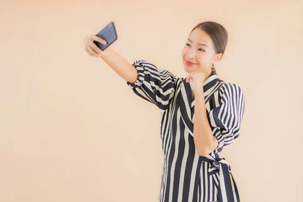 Retrato Hermosa Joven Mujer Asiática Con Teléfono Móvil Inteligente Sobre — Foto de Stock