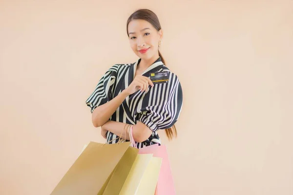 デパートの買い物袋がたくさんある美しい若いアジアの女性の肖像画 — ストック写真