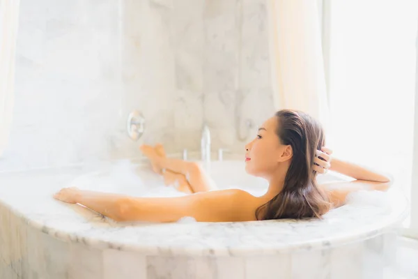 Retrato Hermosa Joven Mujer Asiática Relajarse Tomar Baño Bañera Interior — Foto de Stock