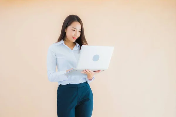 Porträt Schöne Junge Asiatische Frau Mit Computer Laptop Für Die — Stockfoto