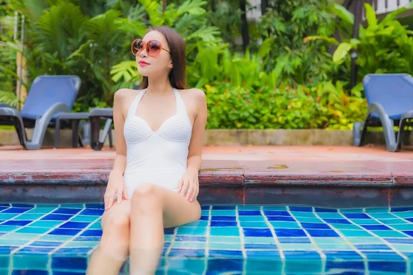 Retrato Bonito Jovem Asiático Mulher Relaxar Sorriso Lazer Redor Piscina — Fotografia de Stock