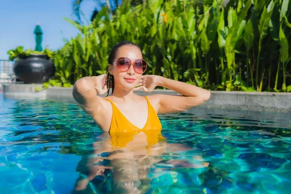 아름다운 여성이 휴가를 즐기기 리조트 수영장에서 즐거운 미소를 — 스톡 사진
