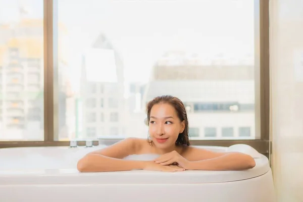 Retrato Hermosa Joven Mujer Asiática Relajarse Disfrutar Tomar Baño Bañera —  Fotos de Stock