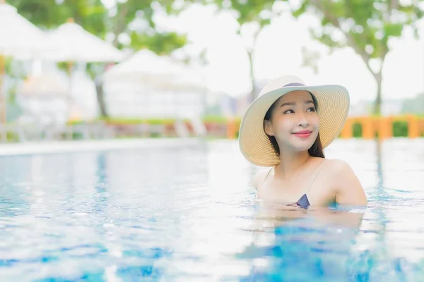 Retrato Bonito Jovem Asiático Mulher Relaxar Desfrutar Sorriso Redor Piscina — Fotografia de Stock