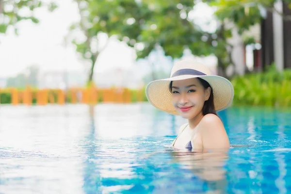아름다운 여성이 휴가를 즐기기 리조트 수영장에서 미소짓는 즐긴다 — 스톡 사진