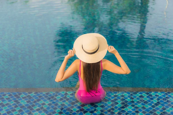 Güzel bir Asyalı kadın portresi. Tatil tatilinde açık havada yüzme havuzunun keyfini çıkar.