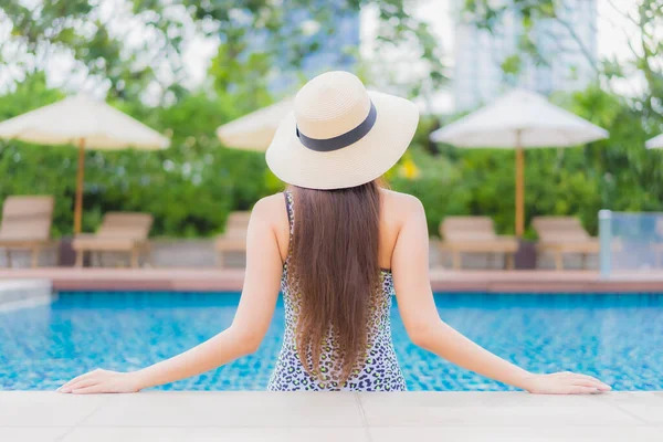Güzel bir Asyalı kadın portresi. Rahatlayın. Tatil gezilerinde yüzme havuzunda rahatlayın.