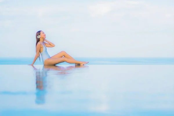 Portrét Krásný Mladý Asijské Žena Relax Úsměv Kolem Venkovní Bazén — Stock fotografie