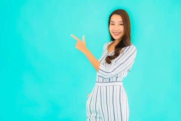 Portret Mooie Jonge Aziatische Vrouw Glimlach Actie Blauw Geïsoleerde Achtergrond — Stockfoto