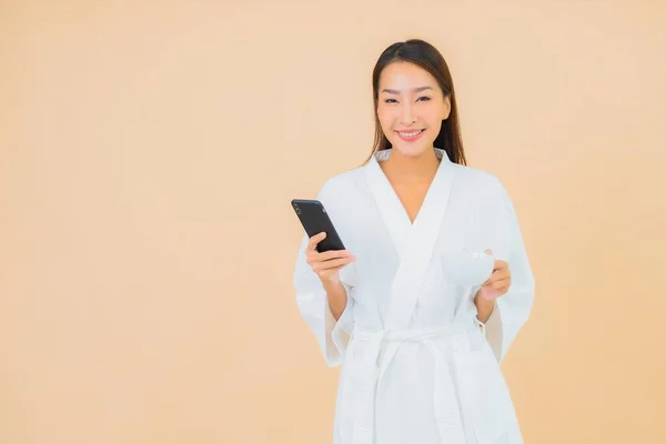Porträt Schöne Junge Asiatische Frau Verwenden Smartphone Auf Farbe Isoliert — Stockfoto