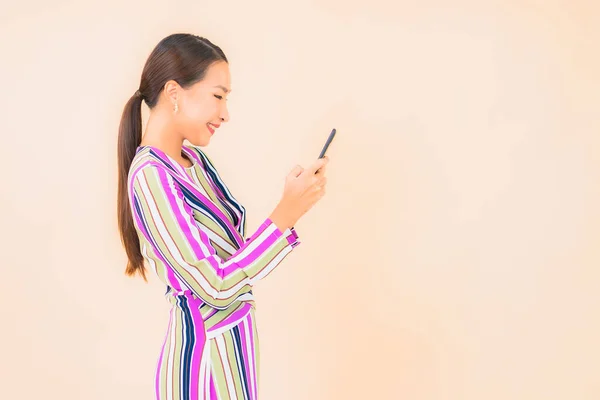 Retrato Hermosa Joven Asiático Mujer Uso Inteligente Móvil Color Aislado — Foto de Stock