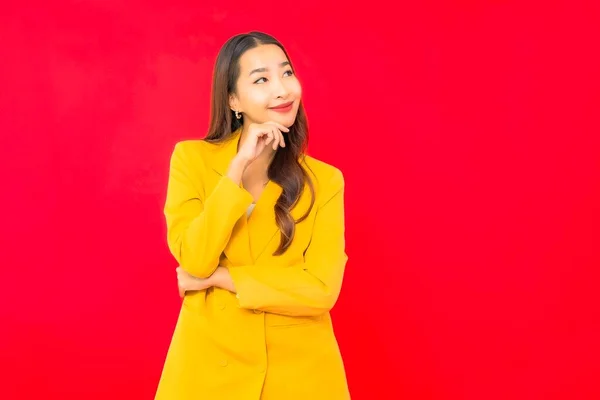 Porträtt Vackra Unga Företag Asiatisk Kvinna Leende Med Åtgärder Röd — Stockfoto