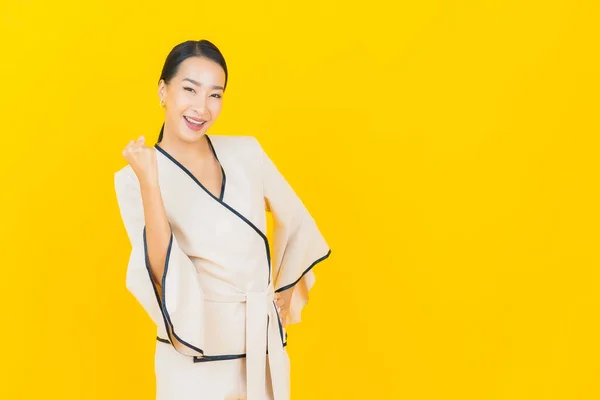 Πορτρέτο Όμορφη Νεαρή Ασιατική Επιχείρηση Γυναίκα Χαμόγελο Και Δράση Κίτρινο — Φωτογραφία Αρχείου