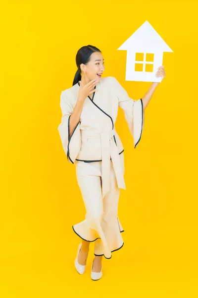 Portré Gyönyörű Fiatal Üzleti Ázsiai Home Papír Jel Sárga Háttér — Stock Fotó