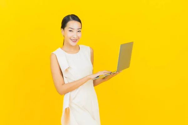 Retrato Hermosa Joven Asiática Mujer Sonrisa Con Ordenador Portátil Amarillo —  Fotos de Stock