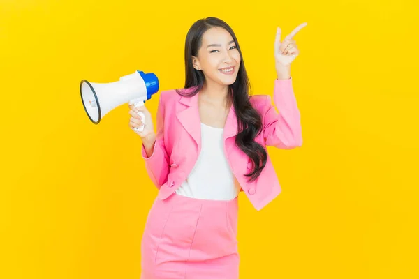 Portret Mooie Jonge Aziatische Vrouw Glimlach Met Megafoon Gele Kleur — Stockfoto