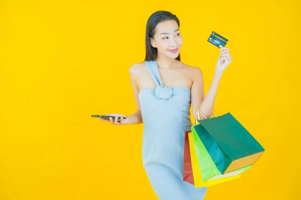 Portret Mooie Jonge Aziatische Vrouw Glimlach Met Boodschappentas Kleur Achtergrond — Stockfoto