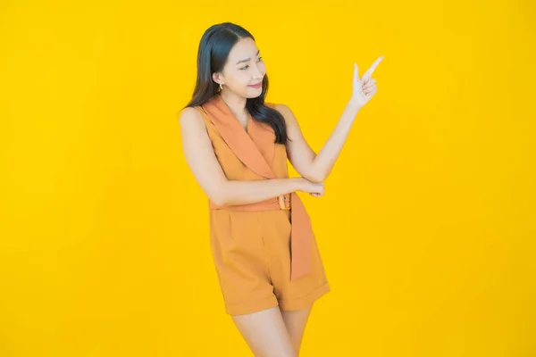 Portrett Vakker Ung Asiatisk Kvinne Smiler Med Handling Fargebakgrunn – stockfoto