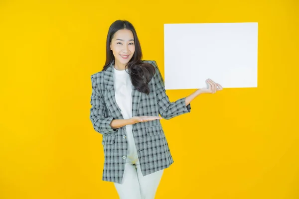 Portret Mooie Jonge Aziatische Vrouw Met Lege Witte Billboard Kleur — Stockfoto