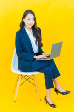 Asyalı güzel bir kadının portresi bilgisayarla izole edilmiş arka planda gülümsüyor.