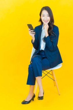 Portre güzel Asyalı kadın gülümsüyor. Renkli arka planda hareket var.