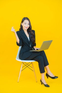 Asyalı güzel bir kadının portresi bilgisayarla izole edilmiş arka planda gülümsüyor.