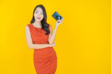 Güzel bir Asyalı kadın portresi. Arka planda kamera kullan.