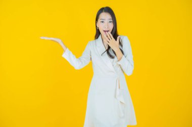 Portre güzel Asyalı kadın gülümsüyor. Renkli arka planda hareket var.