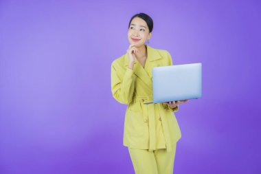 Asyalı güzel bir kadının portresi bilgisayarla izole edilmiş arka planda gülümsüyor.