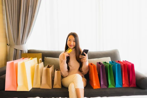 Портрет Красивая Молодая Азиатская Женщина Использующая Ноутбук Смартфон Покупок Онлайн — стоковое фото