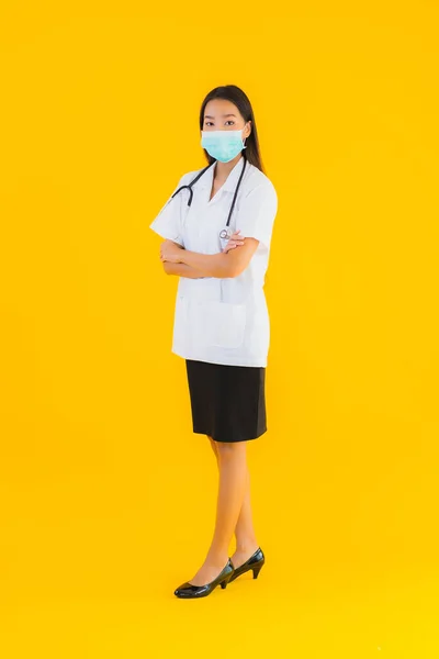 Ritratto Bella Giovane Donna Medico Asiatico Con Maschera Proteggere Merluzzo — Foto Stock