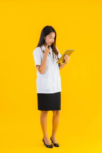 Retrato Bonito Jovem Asiático Médico Mulher Uso Inteligente Tablet Dispositivo — Fotografia de Stock