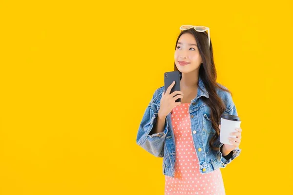 Retrato Bela Jovem Mulher Asiática Com Xícara Café Telefone Celular — Fotografia de Stock