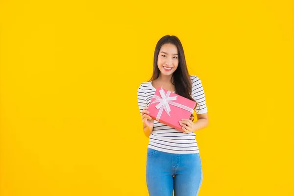 Retrato Hermosa Joven Asiática Mujer Mostrar Rojo Caja Regalo Amarillo — Foto de Stock