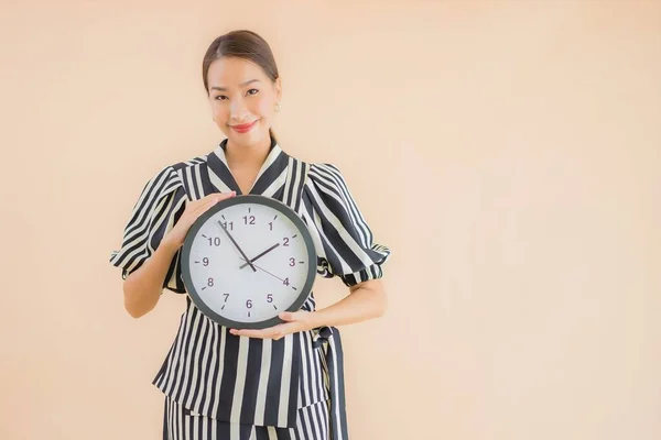 Portret Mooie Jonge Aziatische Vrouw Tonen Klok Alarm Bruine Achtergrond — Stockfoto