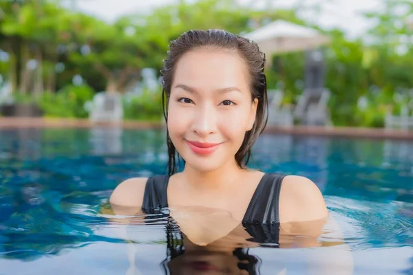 Güzel Genç Asyalı Kadın Portresi Rahatlayın Tatil Için Yüzme Havuzunda — Stok fotoğraf