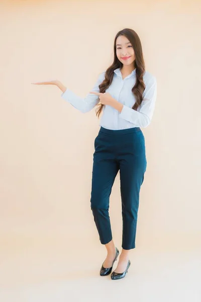 Porträtt Vackra Unga Asiatiska Affärskvinna Aktion Isolerade Färg Bakgrund — Stockfoto