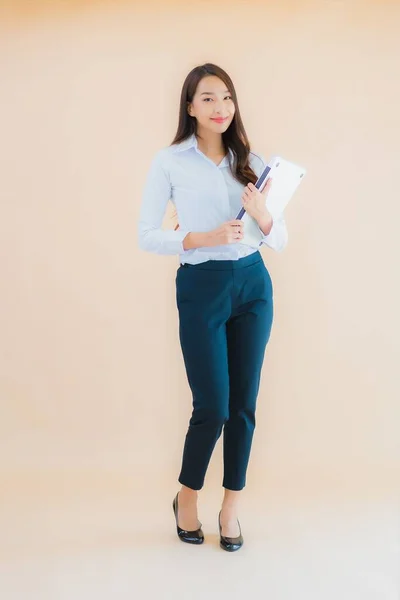 Portrait Belle Jeune Femme Asiatique Avec Ordinateur Portable Pour Travail — Photo