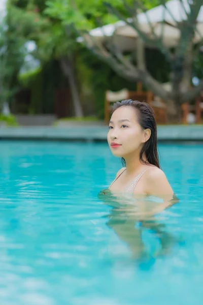 Retrato Hermosa Joven Mujer Asiática Relajarse Sonrisa Alrededor Piscina Aire —  Fotos de Stock