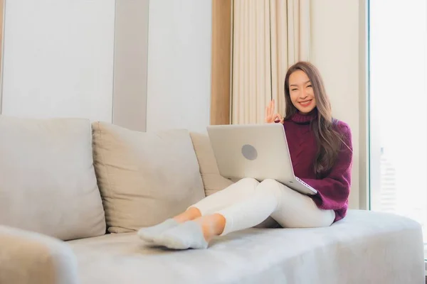 Portret Mooie Jonge Aziatische Vrouw Gebruik Computer Laptop Bank Woonkamer — Stockfoto