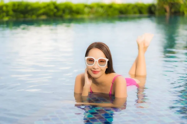 Retrato Hermosa Joven Mujer Asiática Relajarse Disfrutar Alrededor Piscina Aire — Foto de Stock