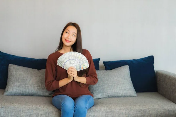 Retrato Hermosa Joven Mujer Asiática Mostrar Dinero Efectivo Dinero Sofá — Foto de Stock