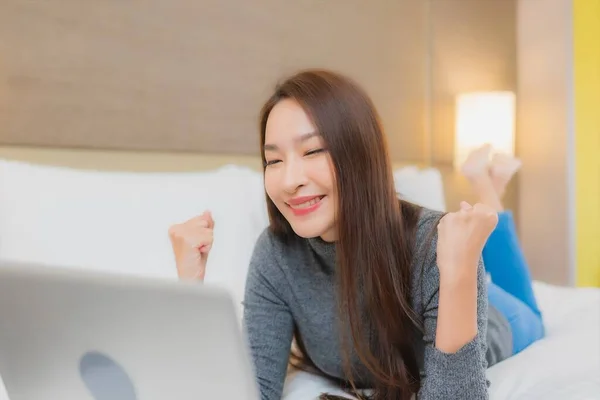 Портрет Красивая Молодая Азиатская Женщина Использовать Компьютер Ноутбук Кровати Интерьере — стоковое фото