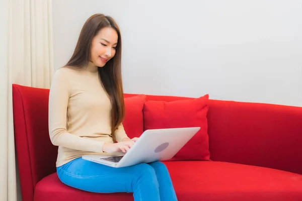 Retrato Hermosa Joven Mujer Asiática Uso Ordenador Sofá Interior Sala —  Fotos de Stock