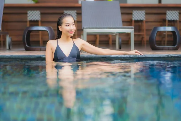 Retrato Hermosa Joven Mujer Asiática Sonrisa Relajarse Ocio Alrededor Piscina — Foto de Stock