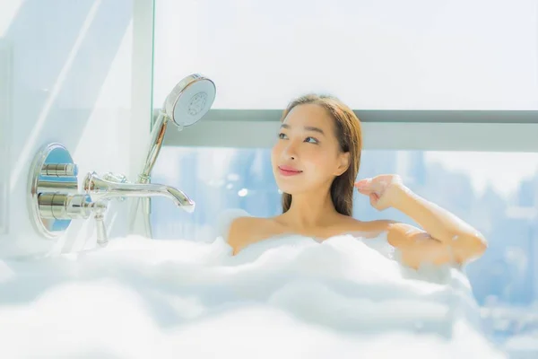 Портрет Красивая Молодая Азиатская Женщина Расслабиться Улыбка Наслаждаться Ванной Комнате — стоковое фото