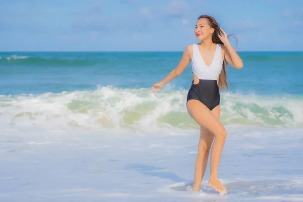 Retrato Hermosa Joven Asiática Mujer Relajarse Sonrisa Alrededor Playa Mar —  Fotos de Stock