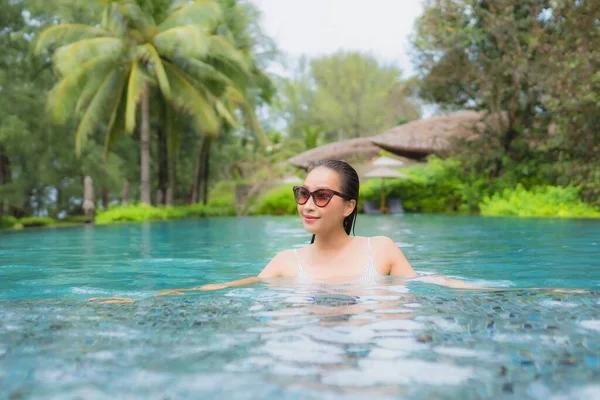 ปภาพสาวสวยเอเช อนคลายย อนรอบสระว ายน ากลางแจ งในร สอร ทโรงแรมเก อบชายหาดทะเล — ภาพถ่ายสต็อก