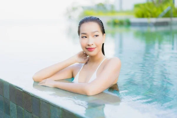 Retrato Bonito Jovem Asiático Mulher Relaxar Sorriso Redor Piscina Livre — Fotografia de Stock